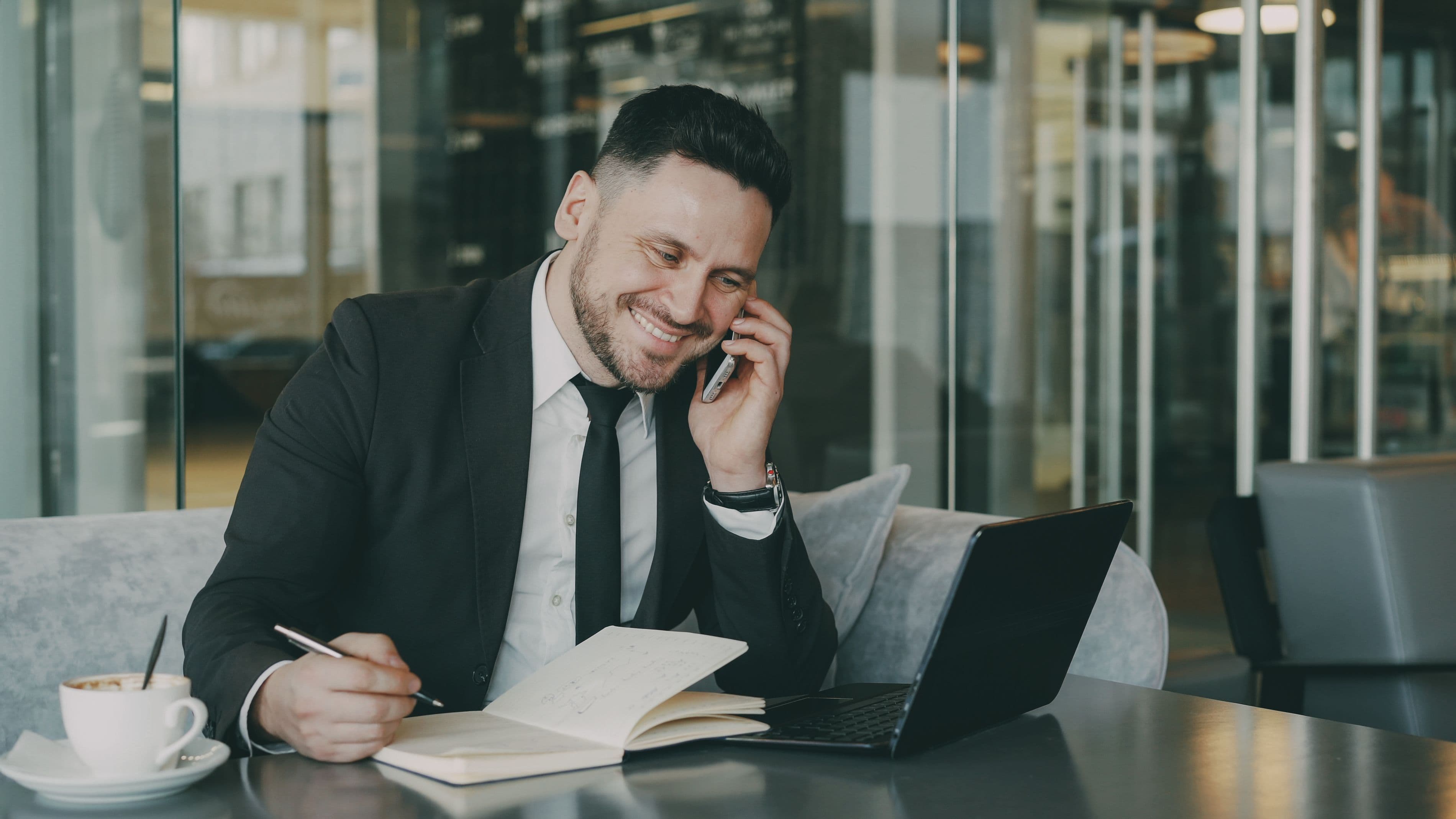 Empresario sonriendo